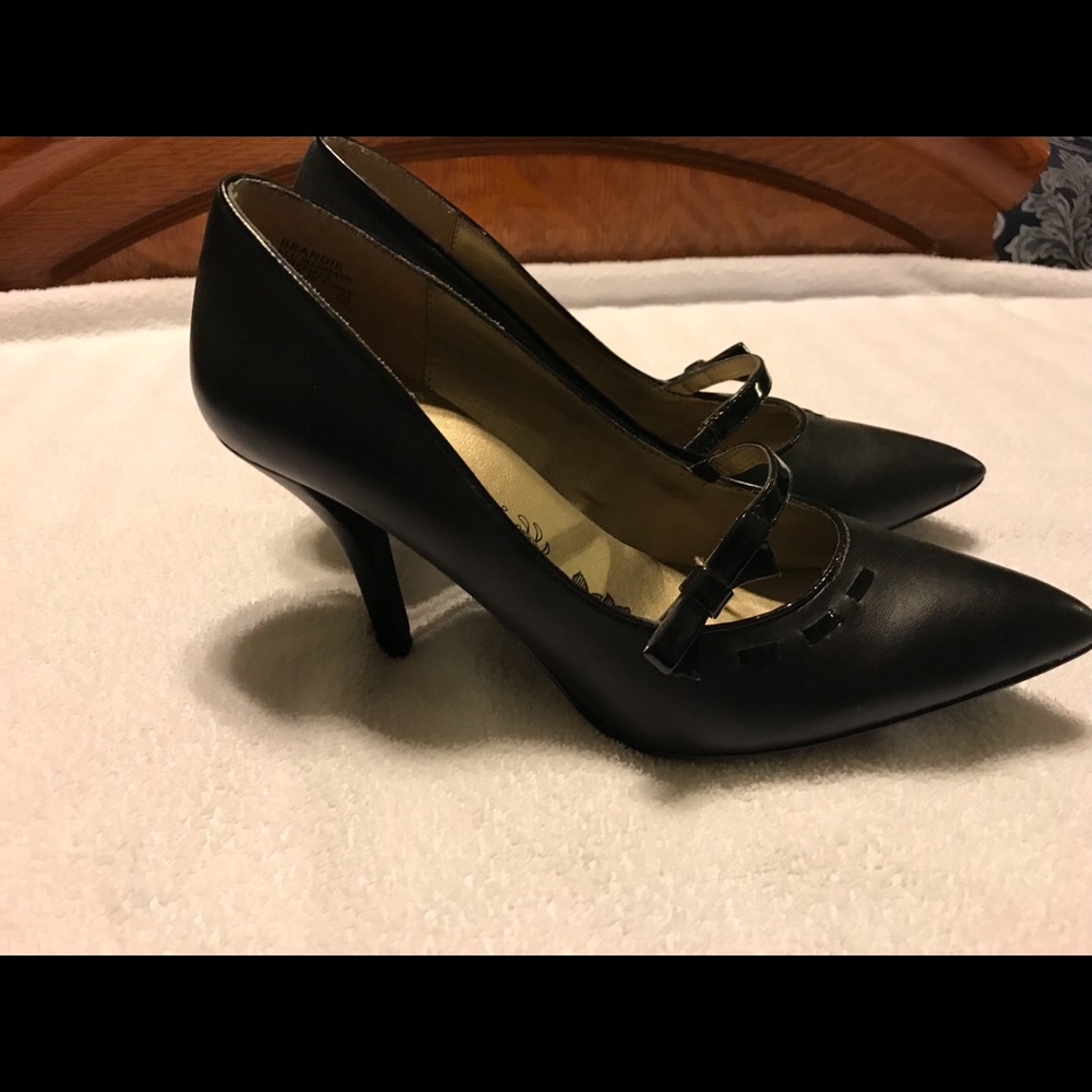 Black pumps